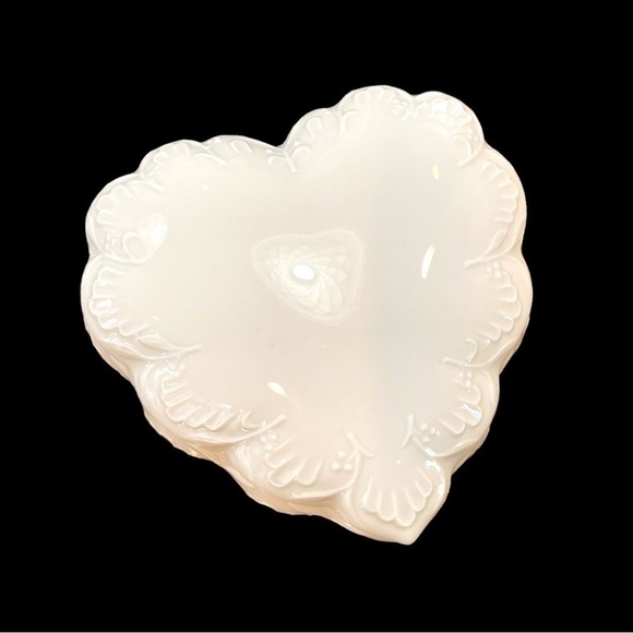 VINTAGE, HEART SHAPED LIMOGE WITH LID. 4 3/4”W X 4 1/2”H X 2”D - Picture 2 of 7